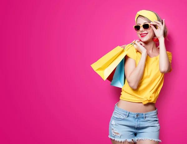 Renkli bir torba tutarak kız — Stok fotoğraf
