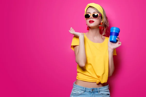 Chica sosteniendo una taza de café azul — Foto de Stock