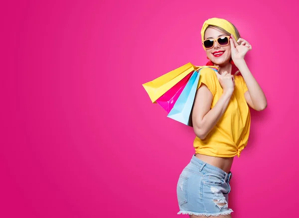 Menina segurando um colorido sacos — Fotografia de Stock