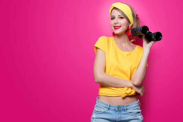 Menina segurando binóculos — Fotografia de Stock