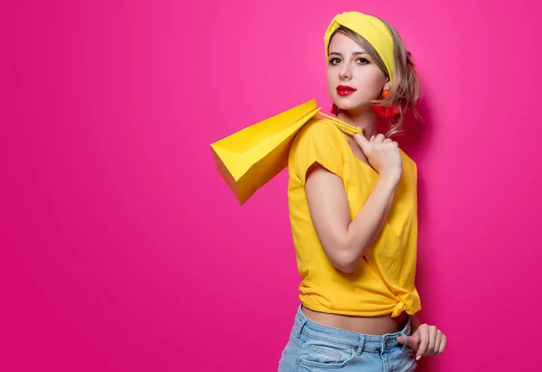 Menina segurando um colorido sacos — Fotografia de Stock