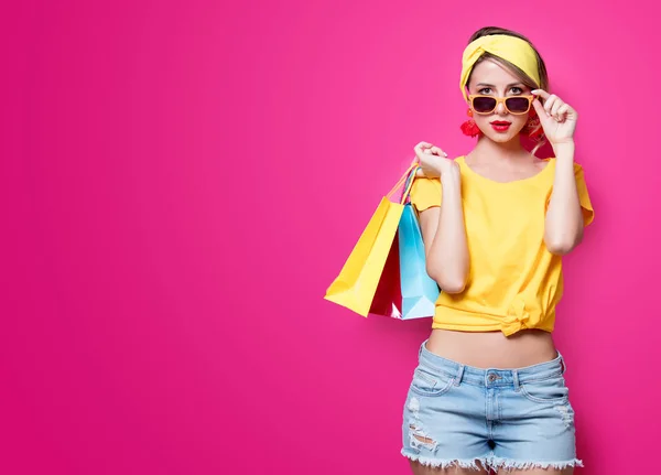 Flicka som håller en färgglada väskor — Stockfoto