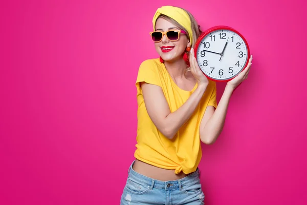 Chica celebración de reloj grande — Foto de Stock