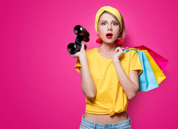 Mädchen mit bunten Taschen und Ferngläsern — Stockfoto