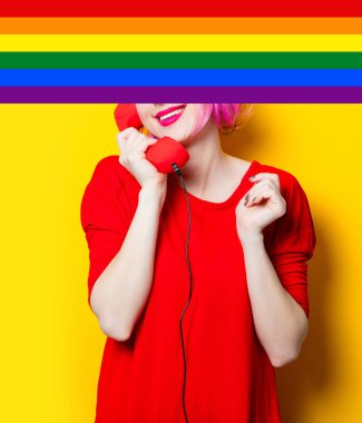 yakışıklı genç kadınla