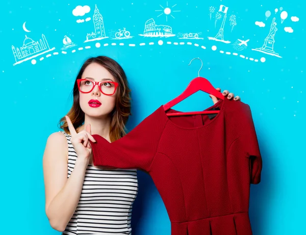 Jovem com vestido no cabide — Fotografia de Stock