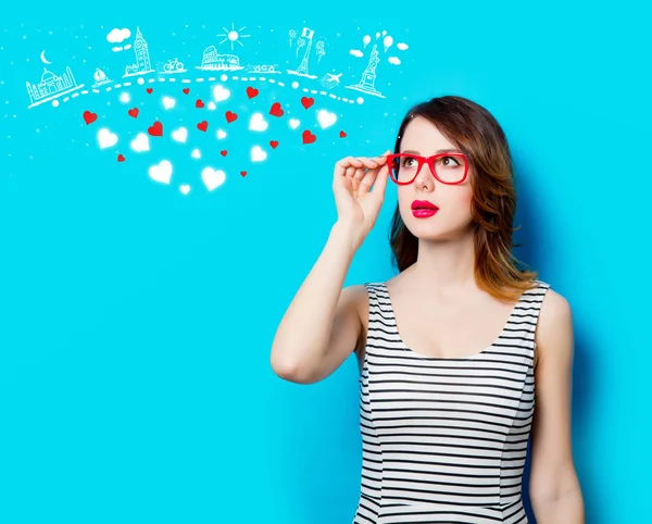 Junge Frau mit Brille und abstrakten Herzen — Stockfoto