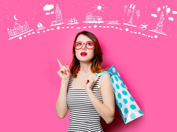 Jeune femme avec sac à provisions — Photo