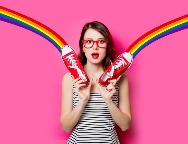 Jovem mulher com gumshoes e arco-íris — Fotografia de Stock