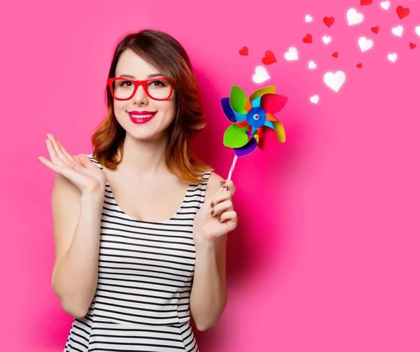 Junge Frau mit Windspielzeug und abstrakten Herzen — Stockfoto