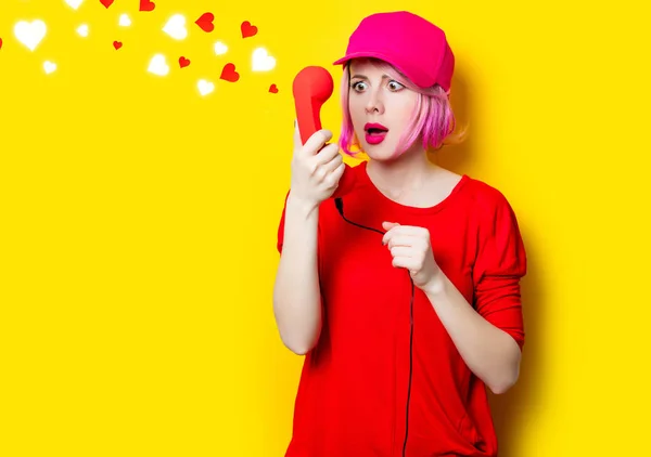 Mujer joven con auricular y corazones abstractos —  Fotos de Stock