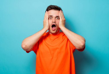 Turuncu tişört genç yakışıklı adam