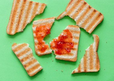 kırık dilim tost ekmek ve reçel