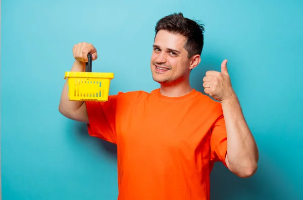 Mann mit gelbem Sommermarktkorb — Stockfoto