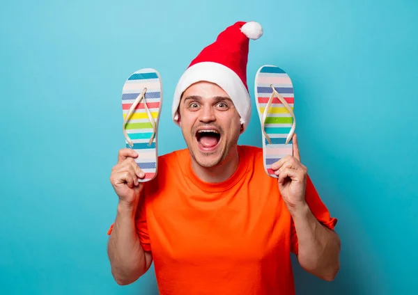 Homme en chapeau de Noël et sandlas — Photo