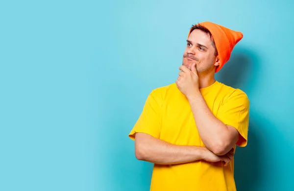Мужчина в жёлтой футболке и оранжевой шляпе — стоковое фото