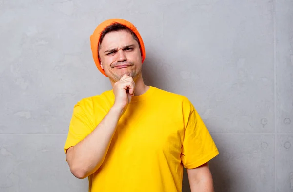 Hombre guapo en camiseta amarilla y sombrero naranja —  Fotos de Stock