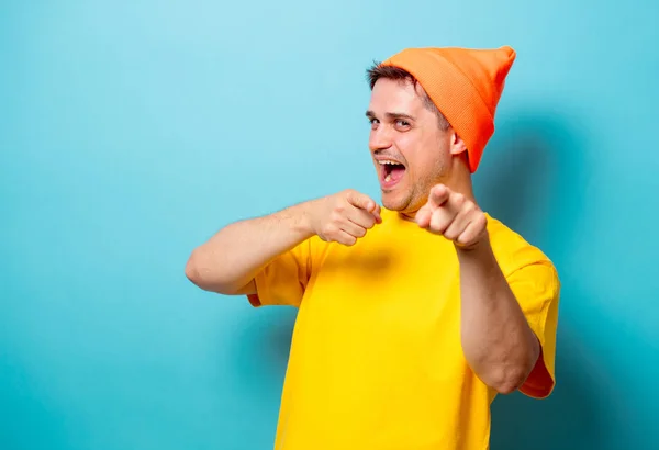 Man in geel t-shirt en oranje hoed — Stockfoto