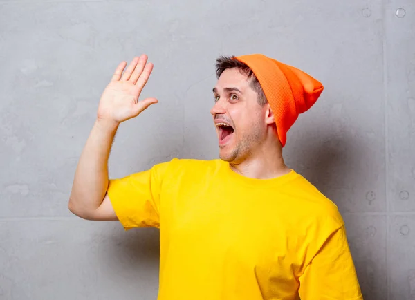 Jonge Knappe Man Geel Shirt Oranje Hoed Grijze Achtergrond — Stockfoto