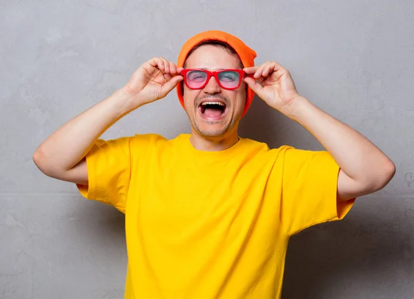 Man in geel t-shirt en rood glazen — Stockfoto