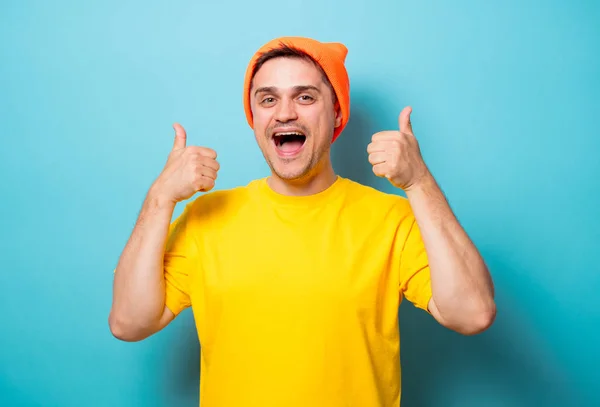 Homme en t-shirt jaune et chapeau orange — Photo