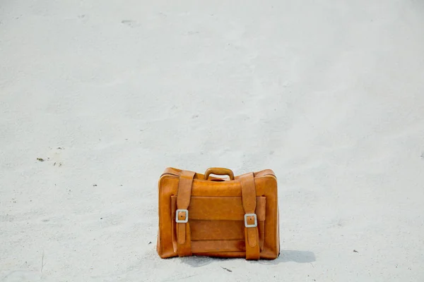 Vintage Koffer Allein Auf Sand Sommer Seitenansicht — Stockfoto