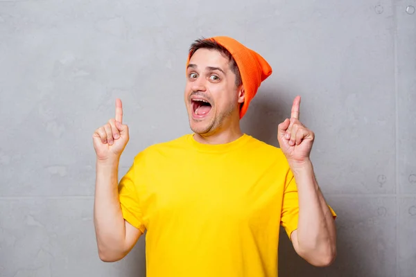 Schöner Mann in gelbem T-Shirt und orangefarbenem Hut — Stockfoto