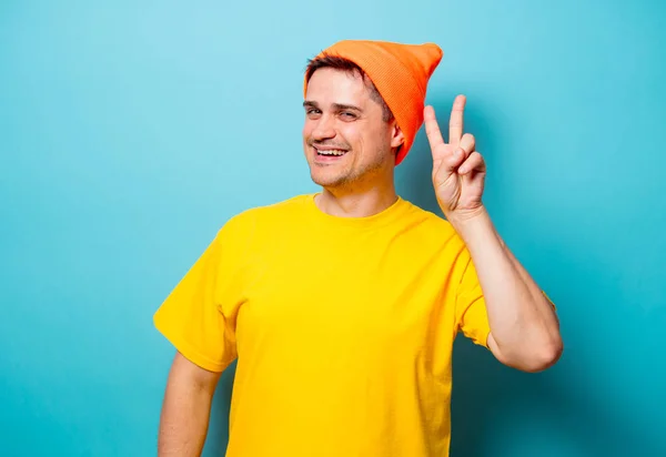 Homem de t-shirt amarela e chapéu laranja — Fotografia de Stock