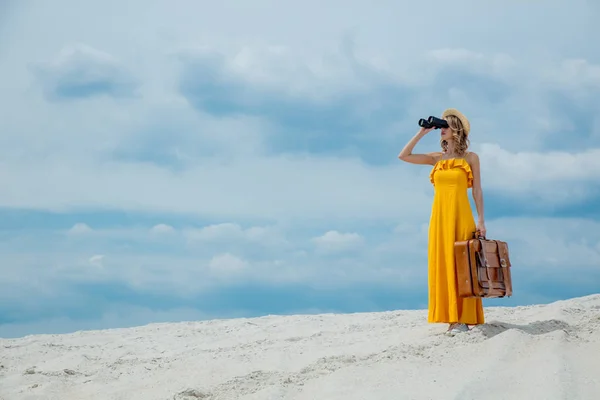 Mujer con maleta buscando en prismáticos —  Fotos de Stock