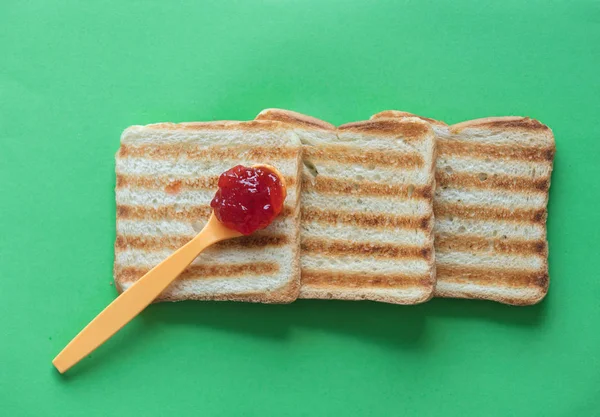 ขนมปังขนมปังขนมปังและช้อนชาพร้อมแยม — ภาพถ่ายสต็อก