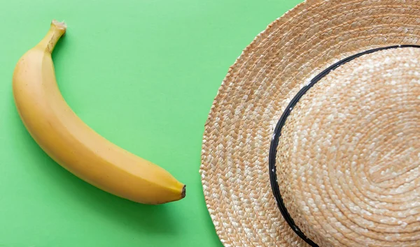여름 휴가 모자와 노란 바나나 — 스톡 사진