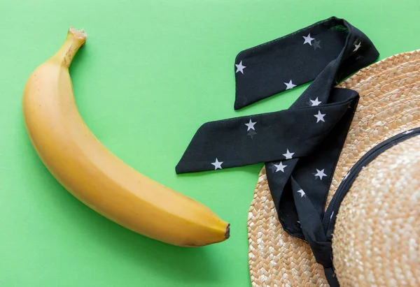 Желтый банан в шляпе для летних каникул — стоковое фото