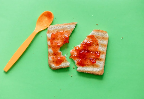 ขนมปังขนมปังปิ้งหักและช้อนชาพร้อมแยม — ภาพถ่ายสต็อก