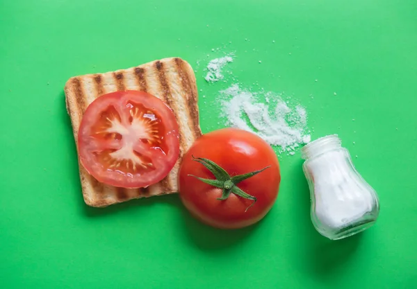 Tomates, sal y tostadas a la parrilla —  Fotos de Stock