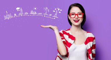 seyahat güzergahı ile gülümseyen kadın