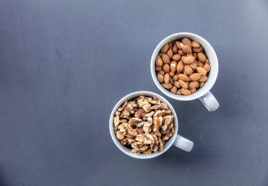 Beyaz fincan badem ve ceviz dolu