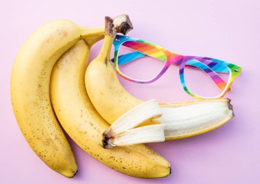 Sarı muz ve Lgbt renkleri gözlük