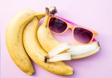 Sarı muz ve güneş gözlüğü