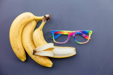 Muz ile renkli gözlük