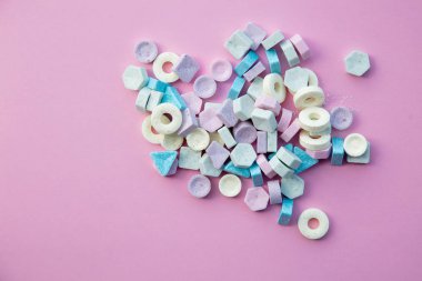 Renkli şekerler, pembe arka plan izole.