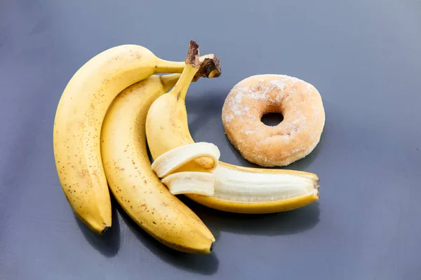바나나와 달콤한 도넛 — 스톡 사진