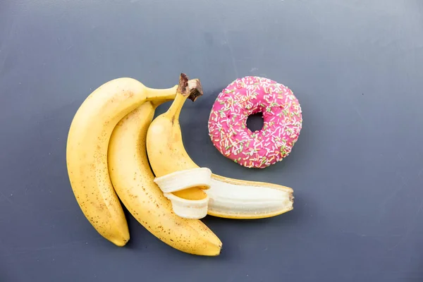 바나나와 달콤한 도넛 — 스톡 사진
