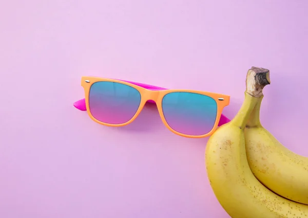 Желтые бананы и солнечные очки — стоковое фото