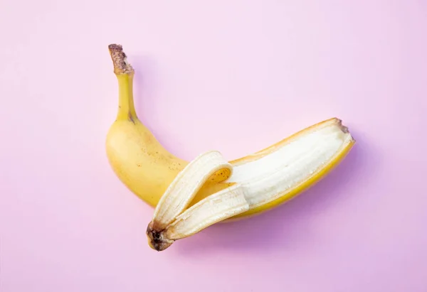 분명 핑크 배경에 노란 바나나 — 스톡 사진