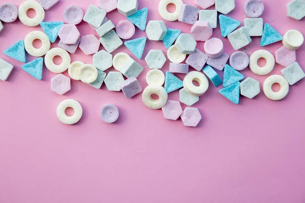 Bunte Bonbons isoliert auf rosa Hintergrund. — Stockfoto