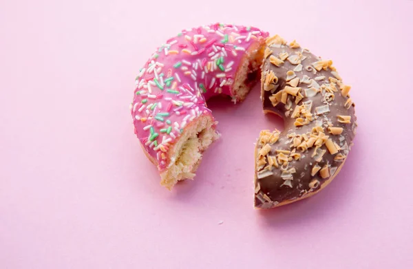 도넛, 분홍색과 초콜릿의 두 부분 — 스톡 사진
