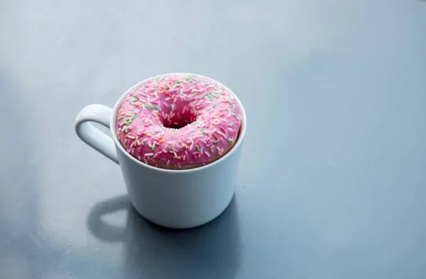 Sahne-Donut in einer Tasse — Stockfoto