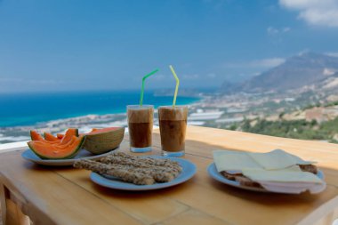 Soğuk cappuccino ve tatil yemek olarak peynirli ekmek