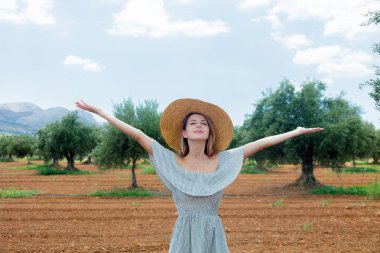 Kız Yunan Zeytin bahçesinde bir istirahat var