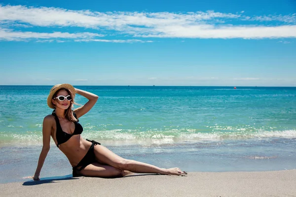 Giovane Ragazza Caucasica Bikini Nero Una Spiaggia Estate Odessa Ucraina — Foto Stock